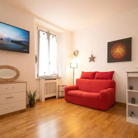 Апартаменты Portatorre Suite, A Charming In The Heart Of Como, Free Private Parking, Air Conditioning & More! Комо