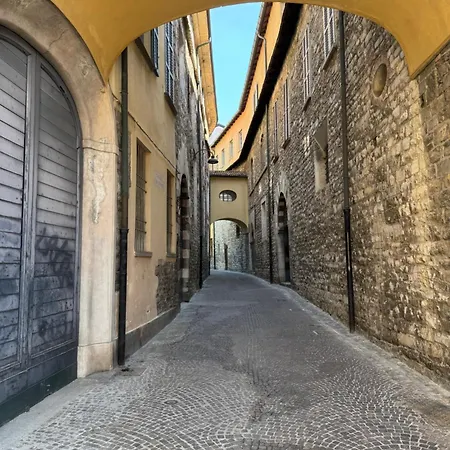 Апартаменты Portatorre Suite, A Charming In The Heart Of Como, Free Private Parking, Air Conditioning & More! *