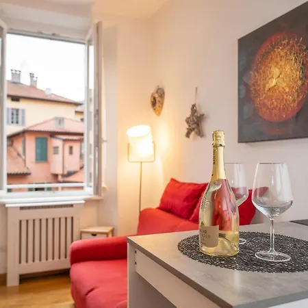 Portatorre Suite, A Charming In The Heart Of Como, Free Private Parking, Air Conditioning & More! * Côme
