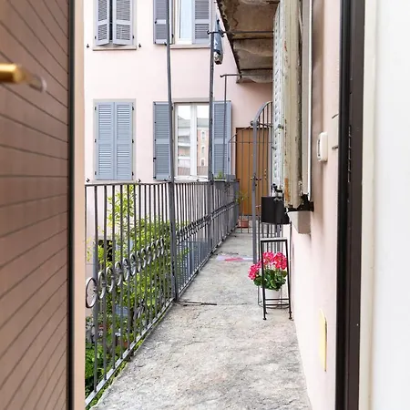 Appartamento Portatorre Suite, A Charming In The Heart Of Como, Free Private Parking, Air Conditioning & More! *