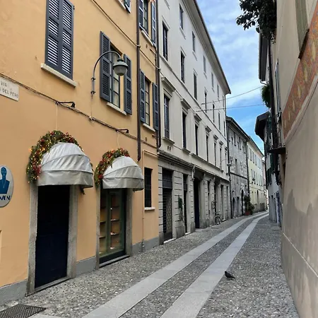 Portatorre Suite, A Charming In The Heart Of Como, Free Private Parking, Air Conditioning & More! Appartamento Côme